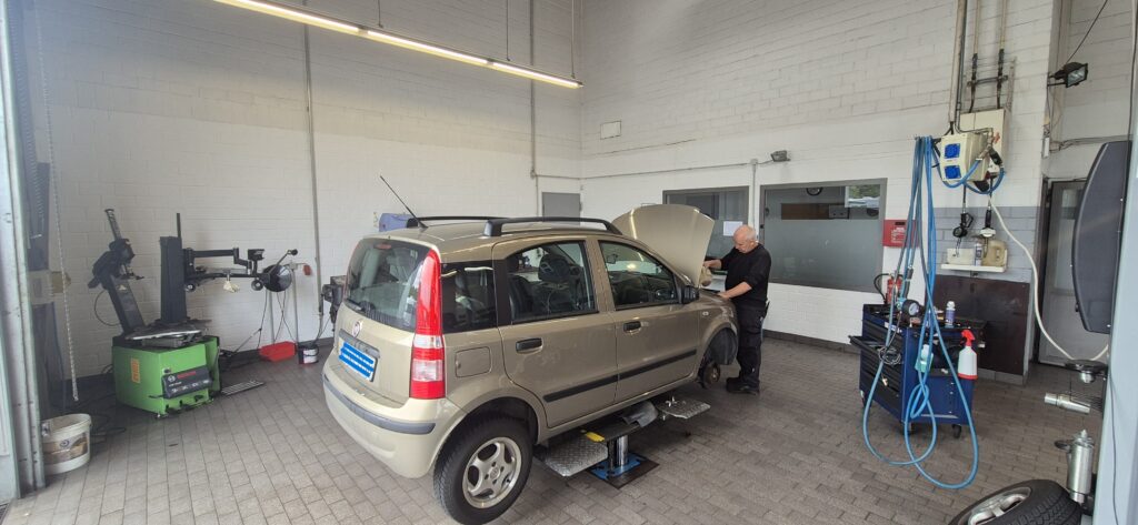 Fiat wird in Werkstatt untersucht