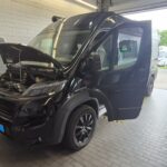 Schwarzes Wohmobil wird untersucht