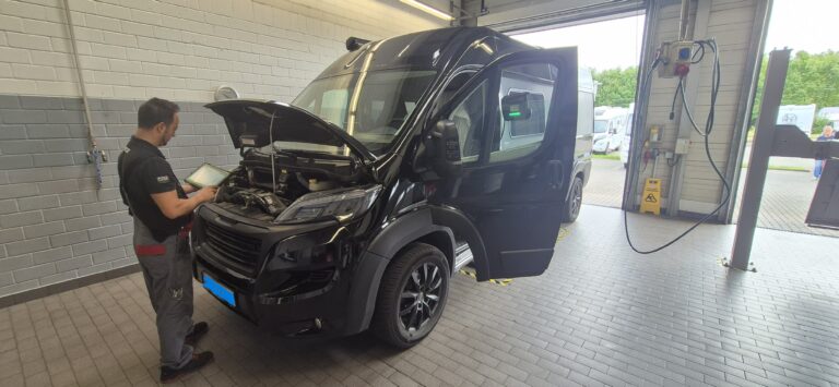 Schwarzes Wohmobil wird untersucht